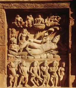 Relevo retratando Vishnu reclinado na serpente, Sesha, do Templo de Vishnu, c.500 dC