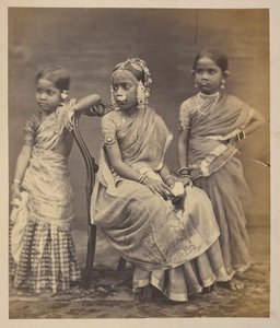 Grupo de crianças de Madras, mostrando o modo de usar jóias, c.1870 (foto sépia)