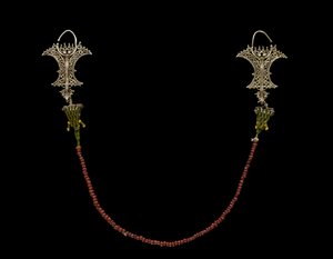 Par de brincos com corrente (Kemene ni lean), povos Molucas (ouro e contas) de Indonesian School