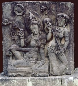 Rainha sentada (andesita)