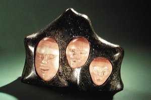 Três eras do homem, do Cape Dorset (pedra e marfim) de Inuit School