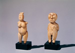 Duas estatuetas de um homem e uma mulher, do Estreito de Bering