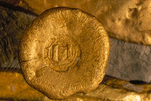 Uma fortuna reluzente em ouro e prata foi recuperada do fundo do mar. Tesouros como este botão de ouro foram enviados do Novo Mundo para Sevilha através de Cuba. Cortesia do Gabinete do Historiador da Cidade de Havana. de Ira Block