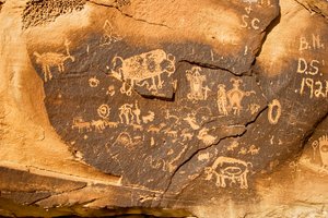 Um petróglifo numa rocha com um bisonte e outra bisonte grávida em Willow Bend em..., 2005 (foto) de Ira Block