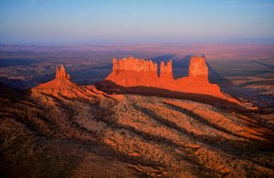 Vista aérea de formações rochosas em Monument Valley, Utah.