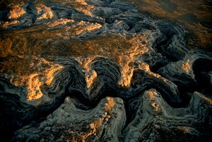 Uma vista aérea de uma meseta ressequida do Utah - Grand Gulch forneceu água a dezenas de... de Ira Block
