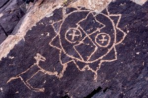 Esculturas de petróglifos (arte rupestre) Anasazi no Novo México