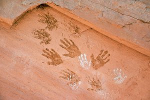 Impressão de mão Anasazi, arte rupestre antiga encontrada em Grand Gulch, Utah. de Ira Block