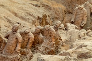 No Museu do Guerreiro de Terra Cotta, cenas dos vários guerreiros na zona do Fosso 1, 2009 (foto) de Ira Block