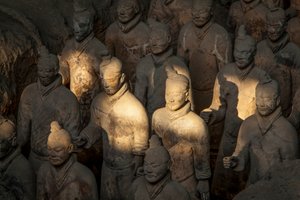 No Museu do Guerreiro de Terra Cotta, cenas dos vários guerreiros na zona do Fosso 1, 2009 (foto) de Ira Block