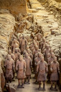 No Museu do Guerreiro de Terra Cotta, cenas dos vários guerreiros da zona do Fosso 1..., 2009 (foto) de Ira Block