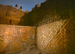 Arte elaborada nas paredes da Huaca Cao Viejo em El Brujo...., 2005 (foto) de Ira Block