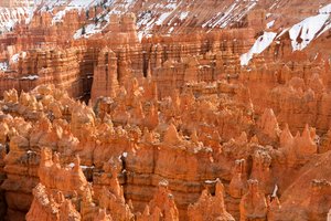 Hoodoos - espirais criadas pela erosão - no Parque Nacional de Bryce Canyon, no Utah, 2019 (foto)