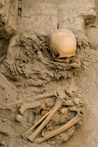 A mulher sacrificada no enterro com o feixe de mummu em Huaca El Brujo, 2005 (foto) de Ira Block
