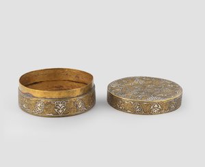 Caixa com tampa de forma cilíndrica, de latão gravado incrustado com prata, com douramento posterior e eventual adição de banda interna, 1400-c.1525 de Iranian School