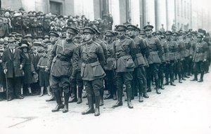 Michael Collins (1890-1922) (à esquerda) como Chefe do Exército do Estado Livre Irlandês no funeral de Arthur Griffith, agosto de 1922