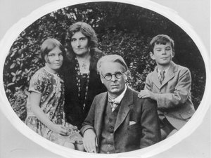 William Butler Yeats (1865-1939) com sua esposa Georgie Hyde Lee e filhos Anne e Michael
