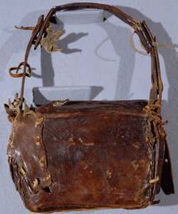 MS CCC 282 O Corpus Christi Book Satchel or Budget, visto de trás, irlandês, c.1120-30 (couro)