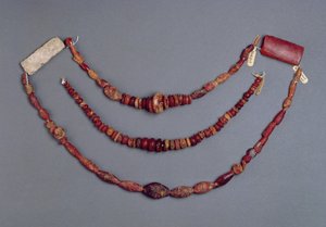 Três cordas de contas de Hallstatt, Áustria, 700-500 aC (âmbar)