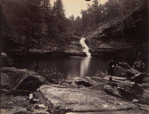 Lula Lake e Upper Falls em Rock Creek, perto de Lookout Mountain, Geórgia, 1864-65. de Isaac H. Bonsall