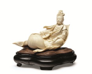 Uma talha de marfim de Kannon flutuando sobre uma folha de lótus, período Meiji, final do século XIX (marfim com suporte de madeira) de Ishikawa Komei