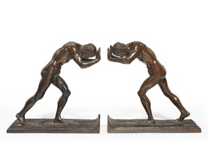 Pushing Men &39;, um par de suportes para livros (bronze com pátina marrom) de Isidore Konti