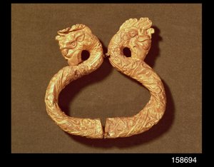 Pulseira com duas cabeças de monstro, do século 14 ao 15 (madeira)