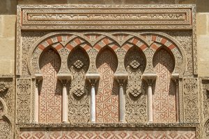 Detalhe de cima da entrada ocidental de Islamic School