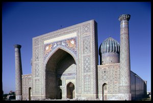 Fachada da Madrasa Shirdar, período Timurid, Praça Rigestan, c.1619-35 de Islamic School