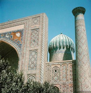 Fachada da Madrasa Shirdar, período Timurid, Praça Rigestan, c.1619-35 de Islamic School
