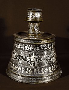 Arte Islâmica: candelabro de prata e cobre do século XIII. Cairo, Museu de Arte Islâmica de Islamic School