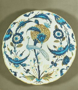 Iznik prato pintado com um pavão empoleirado entre flores, Turquia, c.1550-55 (fritware policromada underlazed) de Islamic School