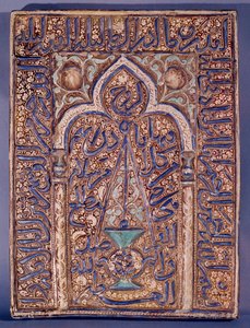 Oriente Médio: placa decorativa da representação de um mihrab, nicho praticado na parede de uma mesquita que indica a direção da oração em direção a Meca. Século XIII ou XIV. Paris, Museu de Artes Decorativas de Islamic School