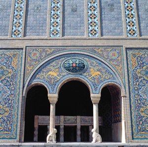 Um dos aivans com revestimento de azulejos, grade e colunas de pedra monolíticas de Islamic School