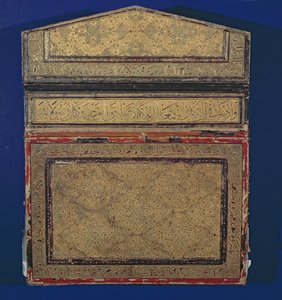 Face externa de um estojo do Alcorão com desenho eslimi dourado de sura 56 em couro (veja 181734) de Islamic School