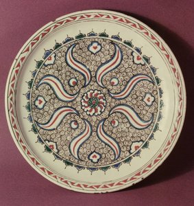 Placa decorada com um padrão de chama, Iznik, da Turquia (cerâmica) de Islamic School