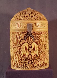 Pax com um relevo representando os prazeres da vida na corte, inscrito com o nome Al-Mughira, filho do califa Abd-al-Rahman III, período omíada, de Córdoba, 968 dC (ver também 101673) de Islamic School