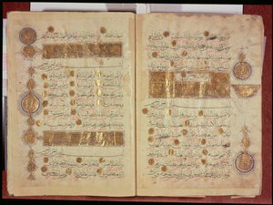 Alcorão de estilo seljúcida com inscrições coloridas e medalhões de contagem decorativos nas margens, século XII a XIII