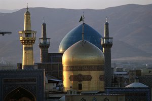 O domo todo em ouro e o minarete do santuário do Imam Reza, o 8º Imã Shi-ite, com a Mesquita de Timurid Gowhar Shad atrás de Islamic School