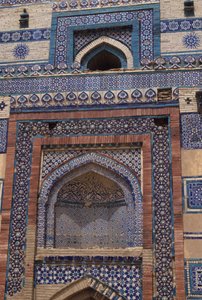 Telhas no portão de entrada para o mausoléu de Bibi Jawindi (d.1403) erguido em 1494 de Islamic School