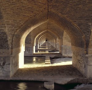Vista ao longo do interior da represa da Ponte de Khaju, Período Safávida (tijolo e pedra) de Islamic School