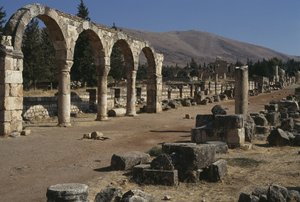 Vista de uma rua e uma colunata, período omíada (661-750) de Islamic School