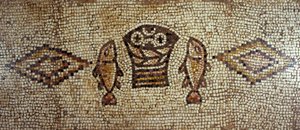 Mosaico bizantino representando peixes e pães (azulejos de cerâmica) de Israeli School