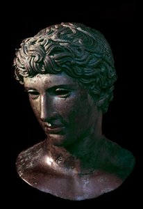 Cabeça de bronze do atleta vencedor usando uma coroa de oliveira. De Benevent, Itália. Século V AC. Paris, Museu do Louvre