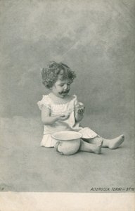 Bebê brincando com bolhas (foto a p/b) de Italian Photographer