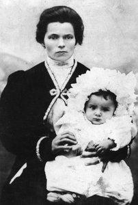 Benito Mussolini quando criança com sua mãe Rosa Maltoni - 1884 - Benito MUSSOLINI (1883-1945) nos braços de sua mãe Rosa Maltoni.
