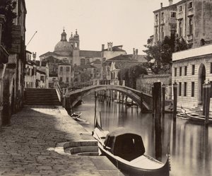 Ponte sobre o Rio Ognissanti em Veneza, c.1875 de Italian Photographer