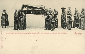 Irmãos da Compagnia della Misericordia (Companhia da Misericórdia) levando um homem doente ao hospital, Florença (foto a p/b) de Italian Photographer