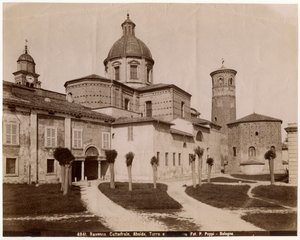 Catedral da Ressurreição de Nosso Senhor Jesus Cristo, com batistério à direita, Ravenna, Emilia-Romagna, Itália, fotografia de Pietro Poppi, Bolonha, ca 1900 de Italian Photographer