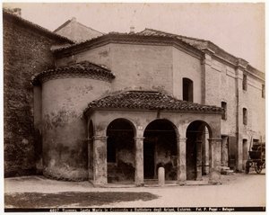 Igreja de Santa Maria em Cosmedin ou Baptistério de Arians, Ravenna, Emilia-Romagna, Itália, fotografia de Pietro Poppi, Bolonha, ca 1900 de Italian Photographer